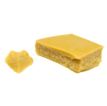 Hochwertiges, goldgelbes Bienenwachs (ca. 1 kg), gereinigt und gefiltert. Ideal für industrielle Anwendungen, Kerzengießen, Bastelarbeiten, Kosmetikherstellung, Kunstprojekte sowie Bienenwachstücher. Lieferung als Rohwachs in praktischer Blockform – vielseitig, natürlich und zuverlässig einsetzbar.