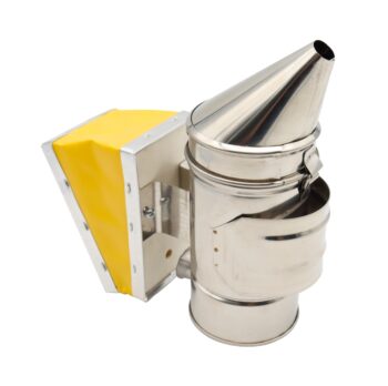 Der Mini Smoker aus rostfreiem Edelstahl ist ein kompakter und handlicher Smoker für Imker, Hobbyimker und junge Bienenfreunde. Dank seiner praktischen Größe von 18 x 17 cm lässt er sich leicht transportieren und platzsparend verstauen. Der kleine Bienenraucher eignet sich für kleinere Arbeiten am Bienenvolk und ist eine praktische Ergänzung für die Imkerausrüstung.