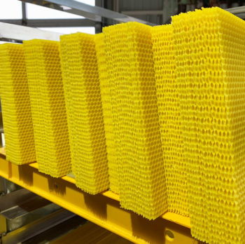 Eigenwachs Umarbeitung und Mittelwand Waben Produktion.