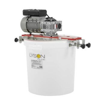 Honigrührer 18 oder 33 Liter mit 230 V für die schonende Herstellung von feincremigem, gleichmäßigem Honig. Der leistungsstarke 180 W Motor ermöglicht ein zuverlässiges und leises Rühren. Der robuste Edelstahlaufbau, der lebensmittelechte Polypropylen-Eimer und der transparente Plexiglasdeckel sorgen für hygienisches und komfortables Arbeiten. Ideal für Imker zur professionellen Honigverarbeitung.