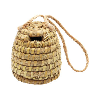 Bienenstrohkorb Mini Der handgefertigte Bienenstrohkorb (Skep) bietet eine natürliche und traditionelle Behausung für Ihre Bienen. Gefertigt aus robustem Roggenstroh und mit Draht verstärkt, sorgt er für optimale Belüftung und ein ausgeglichenes Klima im Inneren. Der Korb eignet sich ideal für naturnahe Imkerei, Dekorationszwecke oder als nostalgisches Gartenaccessoire. Jeder Korb ist ein Unikat – nachhaltig, langlebig und aus 100 % natürlichen Materialien gefertigt.