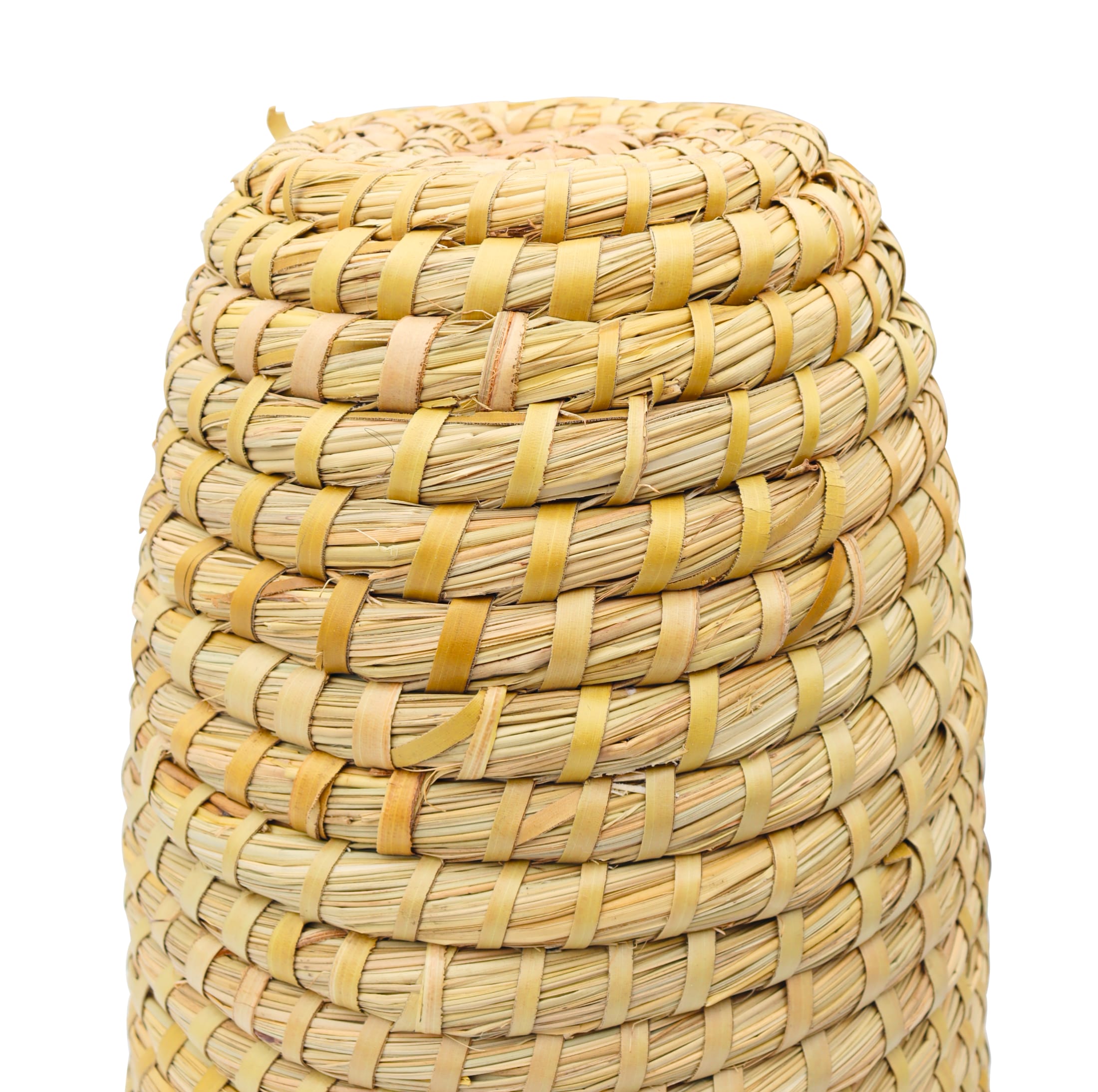 Bienenstrohkorb 12 cm Der handgefertigte Bienenstrohkorb (Skep) bietet eine natürliche und traditionelle Behausung für Ihre Bienen. Gefertigt aus robustem Roggenstroh und mit Draht verstärkt, sorgt er für optimale Belüftung und ein ausgeglichenes Klima im Inneren. Der Korb eignet sich ideal für naturnahe Imkerei, Dekorationszwecke oder als nostalgisches Gartenaccessoire. Jeder Korb ist ein Unikat – nachhaltig, langlebig und aus 100 % natürlichen Materialien gefertigt.