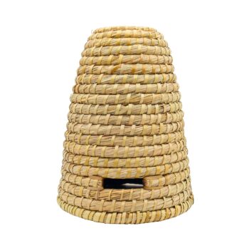 Bienenstrohkorb 12 cm Der handgefertigte Bienenstrohkorb (Skep) bietet eine natürliche und traditionelle Behausung für Ihre Bienen. Gefertigt aus robustem Roggenstroh und mit Draht verstärkt, sorgt er für optimale Belüftung und ein ausgeglichenes Klima im Inneren. Der Korb eignet sich ideal für naturnahe Imkerei, Dekorationszwecke oder als nostalgisches Gartenaccessoire. Jeder Korb ist ein Unikat – nachhaltig, langlebig und aus 100 % natürlichen Materialien gefertigt.