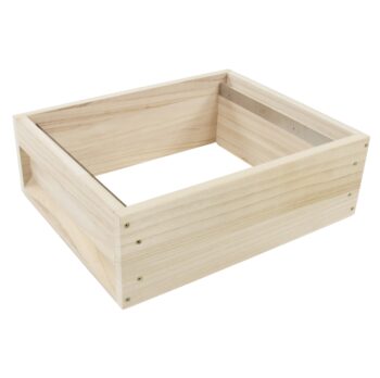 Zander Flachzarge nach Dr. Liebig aus hochwertigem Massivholz – ideal für Zander 2/3 Rähmchen und 10er Systeme. Mit kompakten Außenmaßen (52 × 42 × 17 cm), geringem Gewicht von ca. 2,5 kg und vormontierten Rutschleisten bietet sie sicheren Stand und einfache Handhabung. Sofort einsatzbereit und perfekt kombinierbar mit Zander Hochböden, Deckeln und passenden Rähmchen. 1A Qualität – Made in Germany. Optional erhältlich: passende Zander Rähmchen Hoffmann 158 mm.