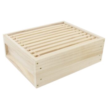 Zander Flachzarge nach Dr. Liebig aus hochwertigem Massivholz – ideal für Zander 2/3 Rähmchen und 10er Systeme. Mit kompakten Außenmaßen (52 × 42 × 17 cm), geringem Gewicht von ca. 2,5 kg und vormontierten Rutschleisten bietet sie sicheren Stand und einfache Handhabung. Sofort einsatzbereit und perfekt kombinierbar mit Zander Hochböden, Deckeln und passenden Rähmchen. 1A Qualität – Made in Germany. Optional erhältlich: passende Zander Rähmchen Hoffmann 158 mm.