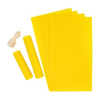 Stelle deine eigenen Bienenwachskerzen ganz einfach selbst her! Unser Bienenwachskerzen Bastelset enthält 1 kg reines Bienenwachs aus deutscher Produktion, 12 Wabenplatten (395 × 195 mm) und 3 m Docht – genug für 12 – 24 natürliche Kerzen. Nachhaltig, duftend und perfekt für kreative DIY-Projekte oder als Geschenkidee.