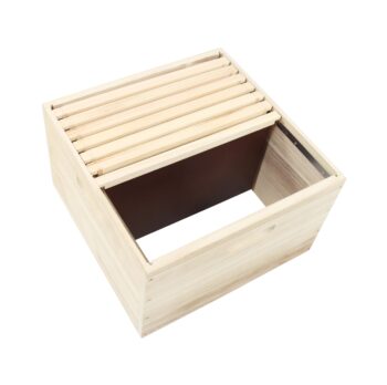 Hochwertiges Dadant US Einengschied Rähmchen aus stabilem Holz, passend für Dadant US Beute und kompatibel mit unseren Dadant US Brutraum-Zargen. Mit einer Oberträgerlänge von 482 mm, einer Schiedlänge von 450 mm und einer Gesamthöhe von 285 mm eignet sich das Schied ideal zur optimalen Einengung und Führung des Brutraums. Das Rähmchen ist sofort einsatzbereit und überzeugt durch präzise Verarbeitung – Made in Germany