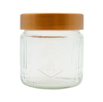 DIB Gläser 250g – Perfekt für Probiergrößen & hochwertigen Verkauf Die formschönen DIB Gläser mit 250g Fassungsvermögen sind ideal für kleinere Honigmengen, Geschenksets oder Verkaufseinheiten. Mit kompakten Maßen für professionelle Abfüllung und Präsentation erfüllen sie die Anforderungen des Deutschen Imkerbundes. Die Lieferung erfolgt im praktischen 12er Karton – optimal für Imker, Direktvermarkter und Feinkostanbieter.