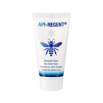 Schloßwald-Bienengut API-REGENT Bienengift-Salbe 50 ml Fein abgestimmte Mischung aus traditionellen, böhmischen Kräuter-Ölen und echtem, natürlichem Bienengift Tiefenwirkende Kräuteröl-Salbe mit echtem natürlichem Bienengift zur äußerlichen Anwendung Natürliche Regeneration für Muskeln und Gelenke Hilft bei Verspannungen und Schmerzen Kein Kühlungs- oder Hitzeeffekt Frei von Mineralölen und Parabenen Ohne synthetische Zusatzstoffe Dermatologisch & klinisch getestet Das patentierte Original 100 % Made in Germany! Aus dem Hause Schloßwald-Bienengut, dem einzigen deutschen Hersteller für weltweit EU-Notifizierte Kosmetik-Produkte mit echtem Bienengift Die API-REGENT Bienengift-Salbe ist in einer praktischen 50 ml Tube und wird in einer Umverpackung geliefert Anwendung: Salbe auf die betroffene Körperstelle dünn auftragen und sanft in die Haut einmassieren. Nur zur äußerlichen Anwendung. Aufgrund ihrer reichhaltigen Textur ätherischer Öle zieht die Salbe langsam ein und entfaltet ihre Kräfte langanhaltend. Nicht mit Augen und Schleimhäuten in Kontakt bringen. Hände nach der Anwendung sorgfältig waschen. Nach Anbruch der Tube ist die Salbe noch 12 Monate bei Zimmertemperatur haltbar. Bitte vor Anwendung beachten: Obwohl es sich hier um ein Produkt aus rein natürlichen Inhaltsstoffen handelt, kann bei besonders empfindlichen Personen im Einzelfall eine allergische Reaktion (z.B. Rötungen oder Juckreiz) nicht ausgeschlossen werden. Daher empfehlen wir die Salbe vor einer flächendeckenden Anwendung zuerst an einer kleinen unauffälligen Hautpartie zu testen. Nicht geeignet zur Anwendung bei Allergie oder Überempfindlichkeit gegen Bienenprodukte oder eines der aufgeführten Inhaltsstoffe. Inhaltsstoffe: Mandelöl, Lanolin, Bienenwachs, ätherische Öle (von Wacholderbeeren, Pfefferminze, Rosmarin, Cajeput, Thymian, Zirbelkiefer, Menthol, Eukalyptus, Kampfer, Nelke) und echtes naturreines Bienengift. Lanolin, Prunus Amygdalus Dulcis (Sweet Almond) Oil, Olus ( Vegetable ) Oil, Aqua [Water], Juniperus Communis Fruit Oil, Cera Alba [Beeswax], Rosmarinus Officinalis (Rosemary) Leaf Oil, Melaleuca Leucadendron Leaf Oil, Polyglyceryl-3 Polyricinoleate, Mentha Piperita (Peppermint) Oil, Thymus Vulgaris Oil, Camphor, Magnesium Sulfate, Menthol, Tocopheryl Acetate, Limonene, Eucalyptus Globulus Leaf Oil, Eugenia Caryophyllus (Clove) Leaf Oil, Hydrogenated Castor Oil, Pinus Sylvestris Leaf oil, Eugenol, Benzyl Alcohol, Linalool, Lactic Acid, Sodium Benzoate, Potassium Sorbate, Geraniol, Apitoxin