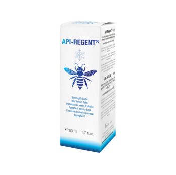 Schloßwald-Bienengut API-REGENT Bienengift-Salbe 50 ml Fein abgestimmte Mischung aus traditionellen, böhmischen Kräuter-Ölen und echtem, natürlichem Bienengift Tiefenwirkende Kräuteröl-Salbe mit echtem natürlichem Bienengift zur äußerlichen Anwendung Natürliche Regeneration für Muskeln und Gelenke Hilft bei Verspannungen und Schmerzen Kein Kühlungs- oder Hitzeeffekt Frei von Mineralölen und Parabenen Ohne synthetische Zusatzstoffe Dermatologisch & klinisch getestet Das patentierte Original 100 % Made in Germany! Aus dem Hause Schloßwald-Bienengut, dem einzigen deutschen Hersteller für weltweit EU-Notifizierte Kosmetik-Produkte mit echtem Bienengift Die API-REGENT Bienengift-Salbe ist in einer praktischen 50 ml Tube und wird in einer Umverpackung geliefert Anwendung: Salbe auf die betroffene Körperstelle dünn auftragen und sanft in die Haut einmassieren. Nur zur äußerlichen Anwendung. Aufgrund ihrer reichhaltigen Textur ätherischer Öle zieht die Salbe langsam ein und entfaltet ihre Kräfte langanhaltend. Nicht mit Augen und Schleimhäuten in Kontakt bringen. Hände nach der Anwendung sorgfältig waschen. Nach Anbruch der Tube ist die Salbe noch 12 Monate bei Zimmertemperatur haltbar. Bitte vor Anwendung beachten: Obwohl es sich hier um ein Produkt aus rein natürlichen Inhaltsstoffen handelt, kann bei besonders empfindlichen Personen im Einzelfall eine allergische Reaktion (z.B. Rötungen oder Juckreiz) nicht ausgeschlossen werden. Daher empfehlen wir die Salbe vor einer flächendeckenden Anwendung zuerst an einer kleinen unauffälligen Hautpartie zu testen. Nicht geeignet zur Anwendung bei Allergie oder Überempfindlichkeit gegen Bienenprodukte oder eines der aufgeführten Inhaltsstoffe. Inhaltsstoffe: Mandelöl, Lanolin, Bienenwachs, ätherische Öle (von Wacholderbeeren, Pfefferminze, Rosmarin, Cajeput, Thymian, Zirbelkiefer, Menthol, Eukalyptus, Kampfer, Nelke) und echtes naturreines Bienengift. Lanolin, Prunus Amygdalus Dulcis (Sweet Almond) Oil, Olus ( Vegetable ) Oil, Aqua [Water], Juniperus Communis Fruit Oil, Cera Alba [Beeswax], Rosmarinus Officinalis (Rosemary) Leaf Oil, Melaleuca Leucadendron Leaf Oil, Polyglyceryl-3 Polyricinoleate, Mentha Piperita (Peppermint) Oil, Thymus Vulgaris Oil, Camphor, Magnesium Sulfate, Menthol, Tocopheryl Acetate, Limonene, Eucalyptus Globulus Leaf Oil, Eugenia Caryophyllus (Clove) Leaf Oil, Hydrogenated Castor Oil, Pinus Sylvestris Leaf oil, Eugenol, Benzyl Alcohol, Linalool, Lactic Acid, Sodium Benzoate, Potassium Sorbate, Geraniol, Apitoxin