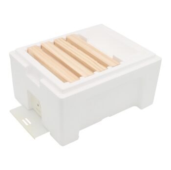 Der Begattungskasten aus Styropor überzeugt durch seine hervorragende Isolierung und praxisnahe Ausstattung. Mit herausnehmbarer Futterkammer, Bodenschieber, Fluglochrosette und einer Klarsicht-Abdeckung mit Lüftungsschlitzen bietet er optimale Bedingungen für die Königinnenzucht. Der robuste Deckel schützt zuverlässig vor Witterung, während das leichte Material eine einfache Handhabung ermöglicht – ideal für Imker, die Wert auf Qualität und Effizienz legen.