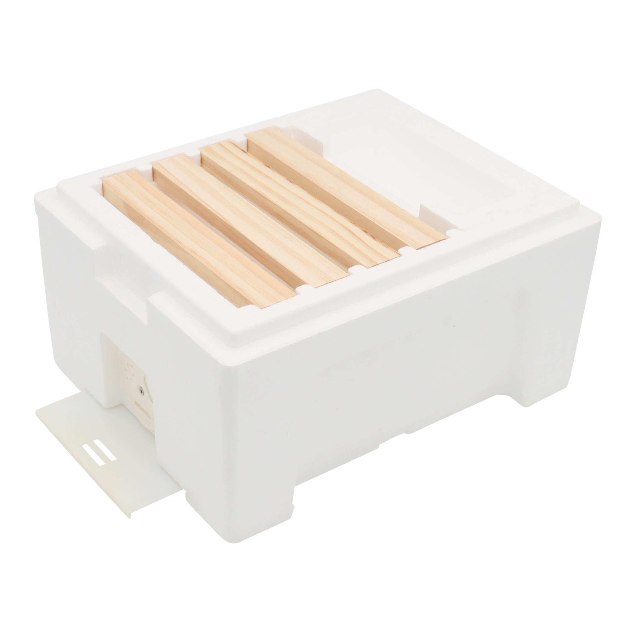 Der Begattungskasten aus Styropor überzeugt durch seine hervorragende Isolierung und praxisnahe Ausstattung. Mit herausnehmbarer Futterkammer, Bodenschieber, Fluglochrosette und einer Klarsicht-Abdeckung mit Lüftungsschlitzen bietet er optimale Bedingungen für die Königinnenzucht. Der robuste Deckel schützt zuverlässig vor Witterung, während das leichte Material eine einfache Handhabung ermöglicht – ideal für Imker, die Wert auf Qualität und Effizienz legen.