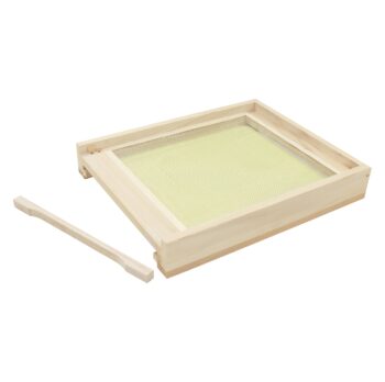 Der Zander Flachboden nach Dr. Liebig überzeugt durch erstklassige Verarbeitung aus astfreiem Massivholz und ist perfekt geeignet für Zander 10er Rähmchen Systeme. Der solide, verleimte und geschraubte Boden mit Edelstahl-Lüftungsgitter bietet optimale Belüftung und Stabilität. Mit Außenmaßen von ca. 52 × 42 × 8 cm ist er sofort einsatzbereit und dank ca. 2,50 kg besonders robust. Für maximalen Wetterschutz empfehlen wir unsere Beutenschutz Lasur 0,5 kg. 1A Qualität – Made in Germany! Inklusive Zander Fluglochkeil und Varroa Bodenschieber aus Kunststoff.