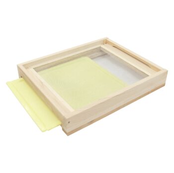 Der Zander Flachboden nach Dr. Liebig überzeugt durch erstklassige Verarbeitung aus astfreiem Massivholz und ist perfekt geeignet für Zander 10er Rähmchen Systeme. Der solide, verleimte und geschraubte Boden mit Edelstahl-Lüftungsgitter bietet optimale Belüftung und Stabilität. Mit Außenmaßen von ca. 52 × 42 × 8 cm ist er sofort einsatzbereit und dank ca. 2,50 kg besonders robust. Für maximalen Wetterschutz empfehlen wir unsere Beutenschutz Lasur 0,5 kg. 1A Qualität – Made in Germany! Inklusive Zander Fluglochkeil und Varroa Bodenschieber aus Kunststoff.