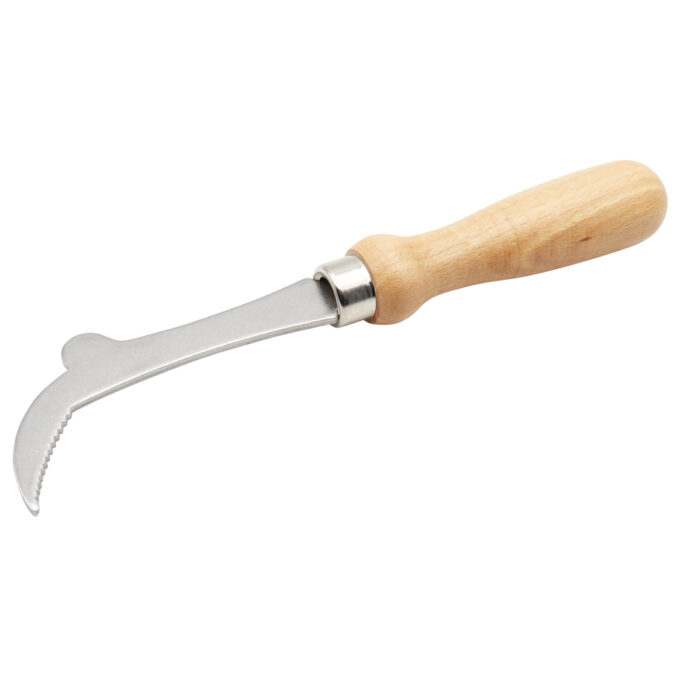 Der Wabenheber mit Holzgriff erleichtert die sichere Entnahme von Bienenwaben aus dem Bienenstock. Hergestellt aus hochwertigem Edelstahl und mit einem ergonomischen Holzgriff ausgestattet, liegt er bequem in der Hand und sorgt für präzises Arbeiten. Dank seiner schonenden Greifzangen bleibt das Wachs unbeschädigt. Ideal für Imker, die Wert auf Effizienz und Schonung legen.