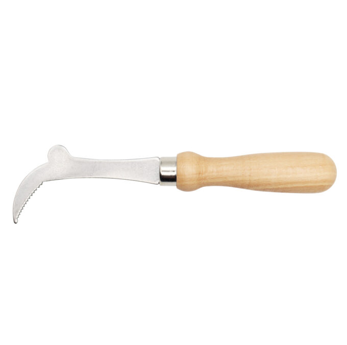 Der Wabenheber mit Holzgriff erleichtert die sichere Entnahme von Bienenwaben aus dem Bienenstock. Hergestellt aus hochwertigem Edelstahl und mit einem ergonomischen Holzgriff ausgestattet, liegt er bequem in der Hand und sorgt für präzises Arbeiten. Dank seiner schonenden Greifzangen bleibt das Wachs unbeschädigt. Ideal für Imker, die Wert auf Effizienz und Schonung legen.