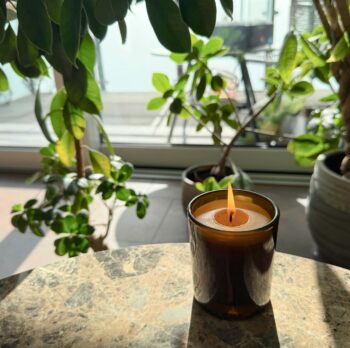 Bienenwachskerze im Glas Amber