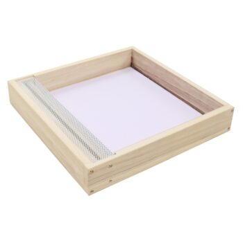 Die Dadant US Futterzarge 12L aus robustem Massivholz bietet eine lebensmittelgeeignete, wasserdichte Lösung für Flüssigfutter und Sirup. Mit 12 Litern Fassungsvermögen, praktischem Aufstieg, Lochblechwinkel-Abdeckung und Holzdeckel ermöglicht sie eine sichere Futterabnahme selbst bei kühler Witterung. Passend für Dadant US Beuten und Zargen – 1A Qualität Made in Germany. Ideal kombinierbar mit unserer Beutenschutz Lasur 0,5 kg.