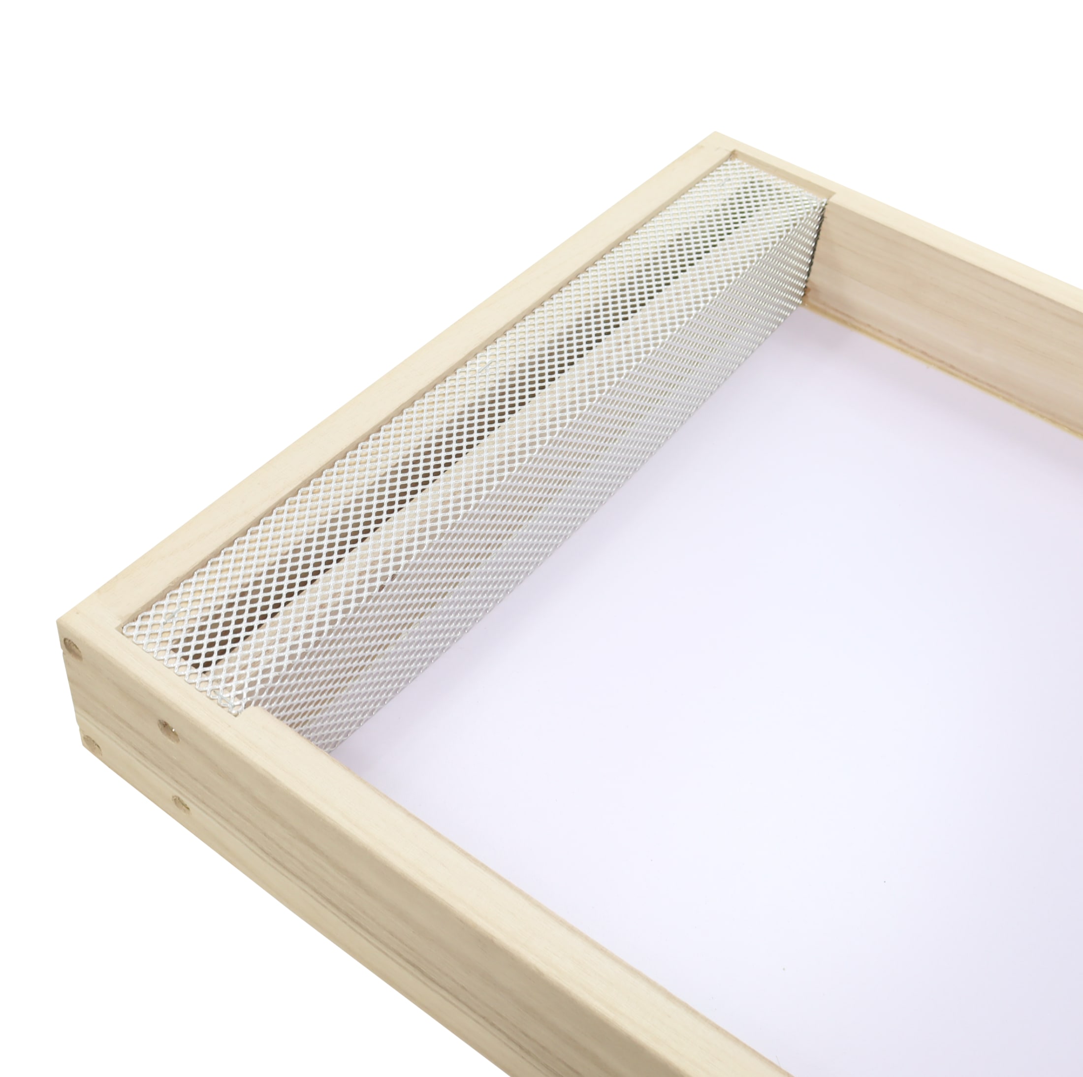 Die Dadant US Futterzarge 12L aus robustem Massivholz bietet eine lebensmittelgeeignete, wasserdichte Lösung für Flüssigfutter und Sirup. Mit 12 Litern Fassungsvermögen, praktischem Aufstieg, Lochblechwinkel-Abdeckung und Holzdeckel ermöglicht sie eine sichere Futterabnahme selbst bei kühler Witterung. Passend für Dadant US Beuten und Zargen – 1A Qualität Made in Germany. Ideal kombinierbar mit unserer Beutenschutz Lasur 0,5 kg.