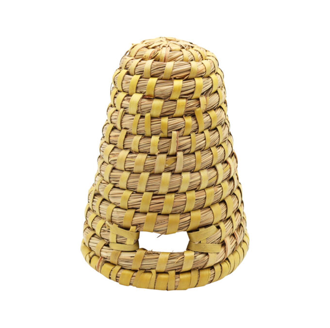 Bienenstrohkorb 12 cm Der handgefertigte Bienenstrohkorb (Skep) bietet eine natürliche und traditionelle Behausung für Ihre Bienen. Gefertigt aus robustem Roggenstroh und mit Draht verstärkt, sorgt er für optimale Belüftung und ein ausgeglichenes Klima im Inneren. Der Korb eignet sich ideal für naturnahe Imkerei, Dekorationszwecke oder als nostalgisches Gartenaccessoire. Jeder Korb ist ein Unikat – nachhaltig, langlebig und aus 100 % natürlichen Materialien gefertigt.