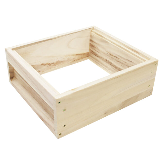 Deutsch Normal Flachzarge ist passend für 10 Rähmchen im Maß Deutsch Normal (394 x 159 mm). Gefertigt aus hochwertigem Massivholz, bietet sie Stabilität und Langlebigkeit für den Einsatz in der Imkerei. Ideal für den Aufbau und die Erweiterung von Bienenbeuten.