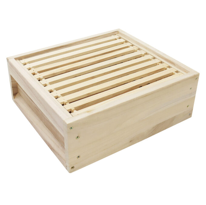 Deutsch Normal Flachzarge ist passend für 10 Rähmchen im Maß Deutsch Normal (394 x 159 mm). Gefertigt aus hochwertigem Massivholz, bietet sie Stabilität und Langlebigkeit für den Einsatz in der Imkerei. Ideal für den Aufbau und die Erweiterung von Bienenbeuten.