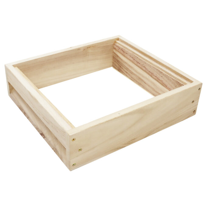 Diese Deutsch Normal Halbzarge ist ideal geeignet für 10 Deutsch Normal Halb-Rähmchen (394 x 110 mm). Gefertigt aus hochwertigem Massivholz, überzeugt sie durch ihre Stabilität, Langlebigkeit und Leichtigkeit. Mit Außenmaßen von ca. 46,5 x 42 x 12 cm bietet sie eine perfekte Passform und ist einfach zu handhaben.
