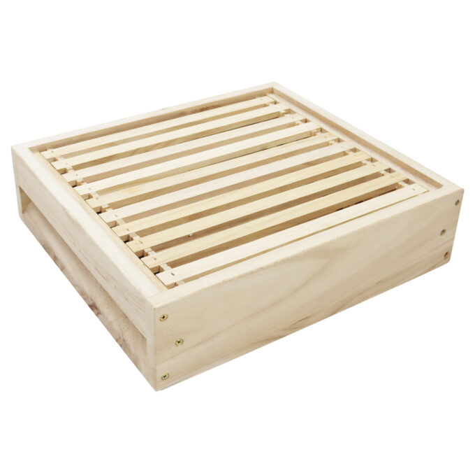 Diese Deutsch Normal Halbzarge ist ideal geeignet für 10 Deutsch Normal Halb-Rähmchen (394 x 110 mm). Gefertigt aus hochwertigem Massivholz, überzeugt sie durch ihre Stabilität, Langlebigkeit und Leichtigkeit. Mit Außenmaßen von ca. 46,5 x 42 x 12 cm bietet sie eine perfekte Passform und ist einfach zu handhaben.