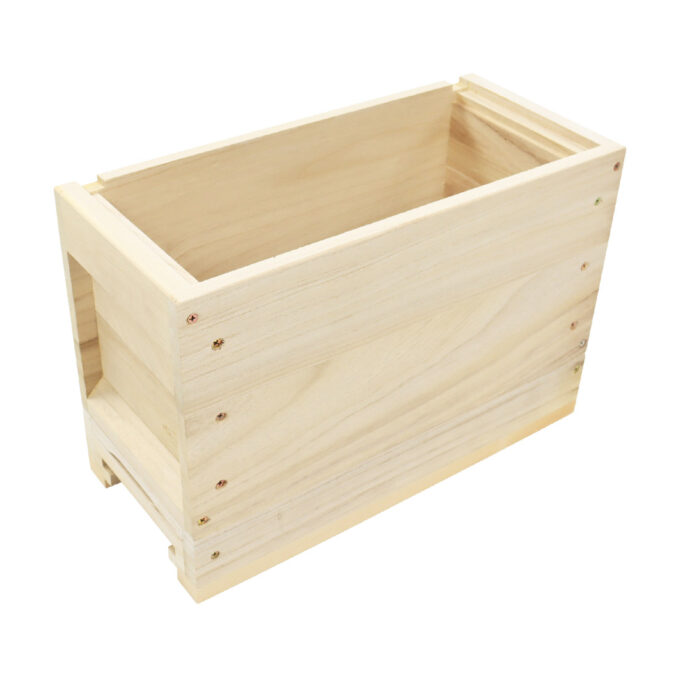 Ein Deutsch Normal DNM Ablegerkasten aus Massivholz für 5 Rähmchen inkl. Innendeckel, Boden und Magazin. Ideal zur Ablegerbildung, Königinnenzucht und Schwarmverhinderung. Mit belüftetem Boden und Fütterungsmöglichkeit für eine optimale Bienenhaltung.