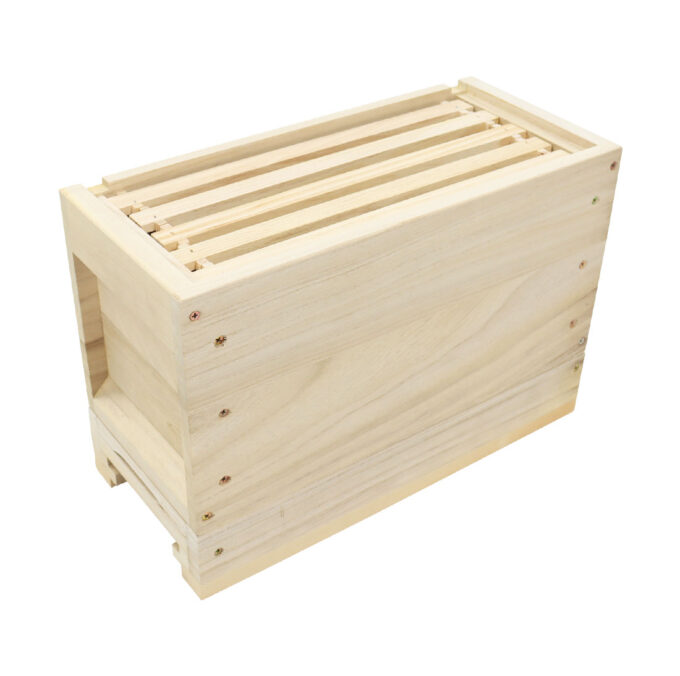 Ein Deutsch Normal DNM Ablegerkasten aus Massivholz für 5 Rähmchen inkl. Innendeckel, Boden und Magazin. Ideal zur Ablegerbildung, Königinnenzucht und Schwarmverhinderung. Mit belüftetem Boden und Fütterungsmöglichkeit für eine optimale Bienenhaltung.