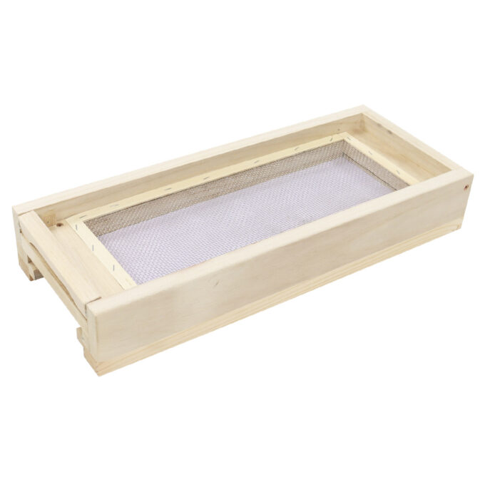 Ein Zander Ablegerkasten aus Massivholz für 5 Rähmchen inkl. Innendeckel, Boden und Magazin. Ideal zur Ablegerbildung, Königinnenzucht und Schwarmverhinderung. Mit belüftetem Boden und Fütterungsmöglichkeit für eine optimale Bienenhaltung.