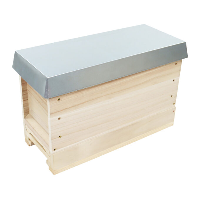Ein Zander Ablegerkasten aus Massivholz für 5 Rähmchen inkl. Innendeckel, Boden und Magazin. Ideal zur Ablegerbildung, Königinnenzucht und Schwarmverhinderung. Mit belüftetem Boden und Fütterungsmöglichkeit für eine optimale Bienenhaltung.