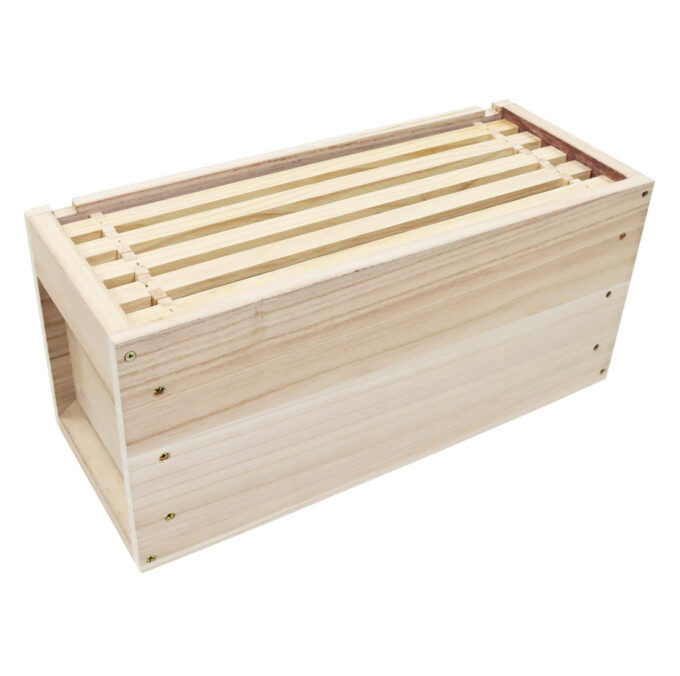 Ein Zander Ablegerkasten aus Massivholz für 5 Rähmchen inkl. Innendeckel, Boden und Magazin. Ideal zur Ablegerbildung, Königinnenzucht und Schwarmverhinderung. Mit belüftetem Boden und Fütterungsmöglichkeit für eine optimale Bienenhaltung.