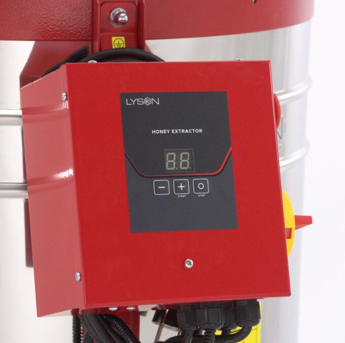 Rotations-Wachsschmelzer mit Zentrifuge – Edelstahl 230 V Wachsgewinnung. Die Rotierende Wachsschmelze LYSON W4805 ist eine leistungsstarke Profi-Maschine aus Edelstahl, die Wachs mit Dampf und Rotation effizient einschmilzt und reinigt. Dank ihres robusten Aufbaus und der einfachen Bedienung eignet sie sich ideal für Imkereien, die große Mengen Wachs schnell und hygienisch verarbeiten möchten.