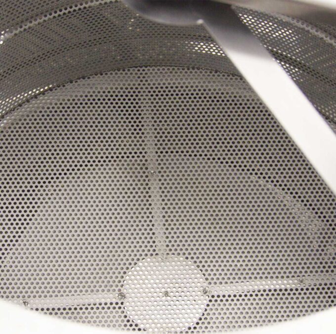 Rotations-Wachsschmelzer mit Zentrifuge – Edelstahl 230 V Wachsgewinnung. Die Rotierende Wachsschmelze LYSON W4805 ist eine leistungsstarke Profi-Maschine aus Edelstahl, die Wachs mit Dampf und Rotation effizient einschmilzt und reinigt. Dank ihres robusten Aufbaus und der einfachen Bedienung eignet sie sich ideal für Imkereien, die große Mengen Wachs schnell und hygienisch verarbeiten möchten.