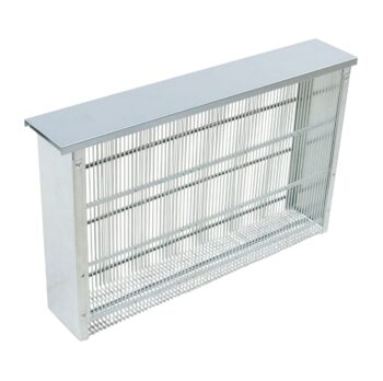 Dadant US Bannwabentasche für 2 Rähmchen. Eine Dadant US Bannwabentasche für 2 Rähmchen ist ein praktisches Imkereigerät, das in den Bienenstock gehängt wird, um zwei Dadant US Rähmchen voneinander und vom restlichen Brutnest abzugrenzen. Sie dient vor allem dazu, Königinnen oder bestimmte Brutbereiche gezielt zu sperren, Ableger zu bilden oder Brutwaben kontrolliert zu isolieren. Die Tasche ist stabil gefertigt, belüftet und sorgt für sicheren Abstand der eingeschlossenen Rähmchen.