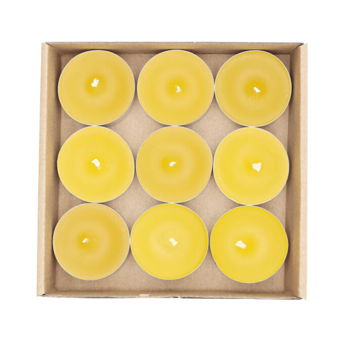 Bienenwachs Teelichter 9er Set – Natürlich & Handgemacht Handgefertigte Teelichter aus 100 % reinem Bienenwachs mit Baumwolldocht. Sie leuchten warmgelb, duften dezent nach Honig und schaffen eine gemütliche Atmosphäre. Perfekt für Adventskranz, romantische Abende oder als Geschenk. Verpackt im braunen Geschenkkarton mit Fenster.