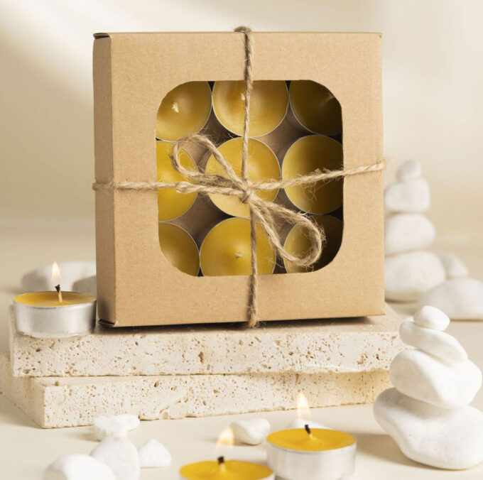 Bienenwachs Teelichter 9er Set – Natürlich & Handgemacht Handgefertigte Teelichter aus 100 % reinem Bienenwachs mit Baumwolldocht. Sie leuchten warmgelb, duften dezent nach Honig und schaffen eine gemütliche Atmosphäre. Perfekt für Adventskranz, romantische Abende oder als Geschenk. Verpackt im braunen Geschenkkarton mit Fenster.