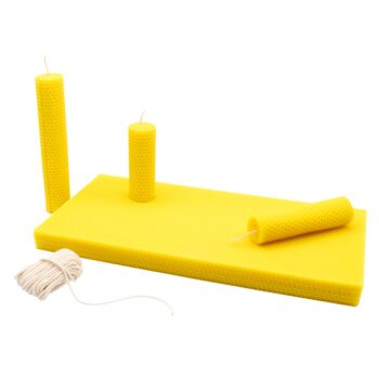 Stelle deine eigenen Bienenwachskerzen ganz einfach selbst her! Unser Bienenwachskerzen Bastelset enthält 1 kg reines Bienenwachs aus deutscher Produktion, 12 Wabenplatten (395 × 195 mm) und 3 m Docht – genug für 12 – 24 natürliche Kerzen. Nachhaltig, duftend und perfekt für kreative DIY-Projekte oder als Geschenkidee.