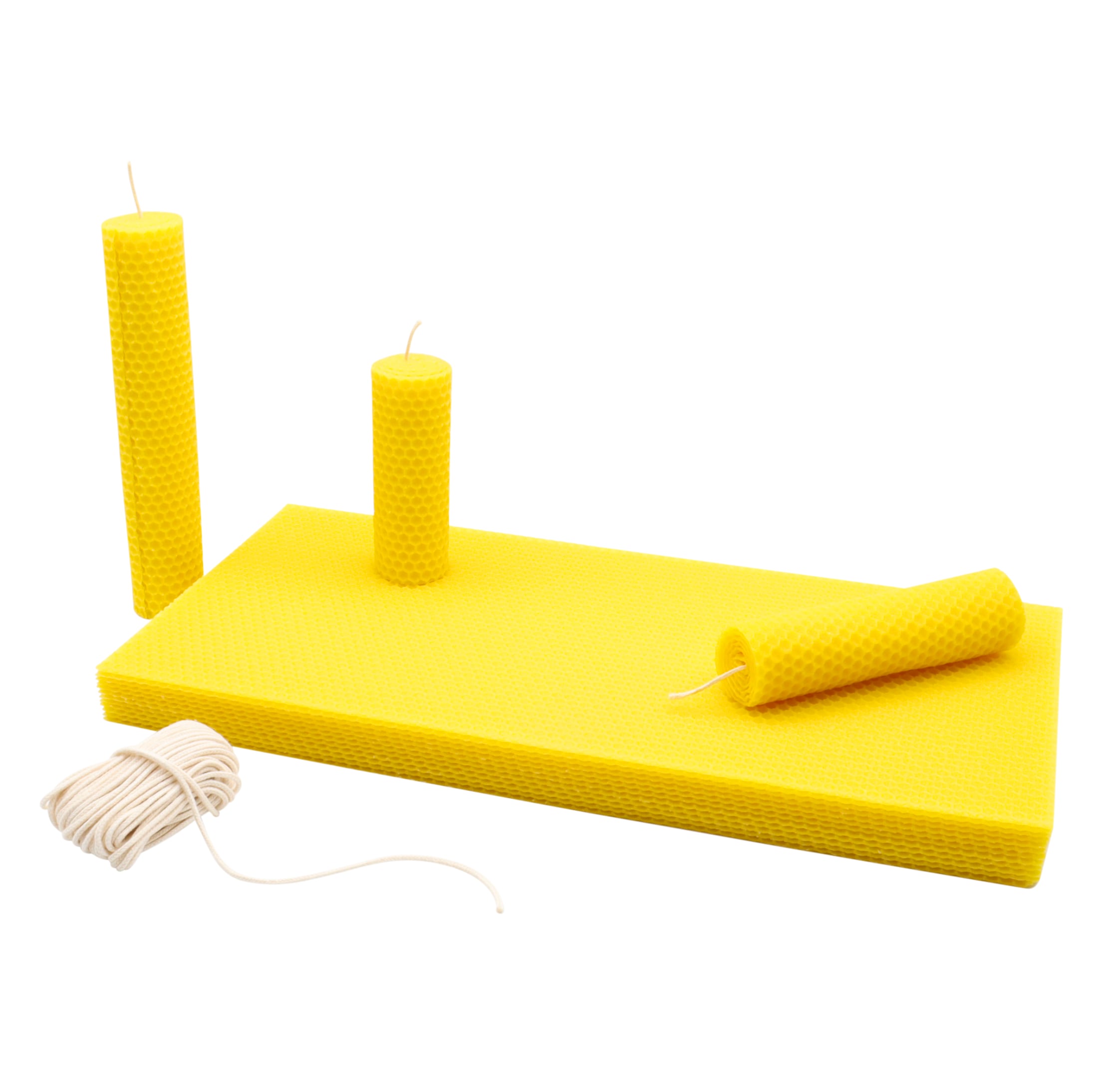 Stelle deine eigenen Bienenwachskerzen ganz einfach selbst her! Unser Bienenwachskerzen Bastelset enthält 1 kg reines Bienenwachs aus deutscher Produktion, 12 Wabenplatten (395 × 195 mm) und 3 m Docht – genug für 12 – 24 natürliche Kerzen. Nachhaltig, duftend und perfekt für kreative DIY-Projekte oder als Geschenkidee.