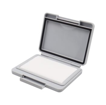 Ungetränktes Spezialstempelkissen aus lösungsmittelresistentem Material für alkohol- und wasserbasierte Stempelfarben. Ideal für saubere, langlebige Abdrucke auf verschiedenen Untergründen (Format 104×66 mm).