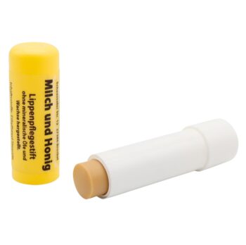 Der Milch & Honig Lippenpflegestift pflegt trockene und spröde Lippen intensiv mit Bienenwachs, Milch und Honig. Wertvolle Pflegeöle spenden langanhaltende Feuchtigkeit und sorgen für geschmeidig weiche Lippen. Der zarte Duft und die cremige Textur machen die tägliche Lippenpflege zu einem natürlichen Wohlfühlerlebnis – ideal für jeden Tag.