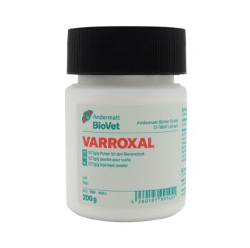 Varroxal Oxalsäuredihydrat Pulver (200 g, 0,71 g/g) zur wirksamen Behandlung der Varroose (Varroa destructor) bei Honigbienen in brutfreien Völkern. Ideal für die Winterbehandlung, einfach anzuwenden durch Verdampfen, Träufeln oder Sprühen. Das bewährte Oxalsäurepulver wirkt sicher, effektiv und rückstandslos – ohne Warte- oder Absetzfrist für Honig. Inklusive Messlöffel und Gebrauchsanleitung für eine präzise Dosierung.