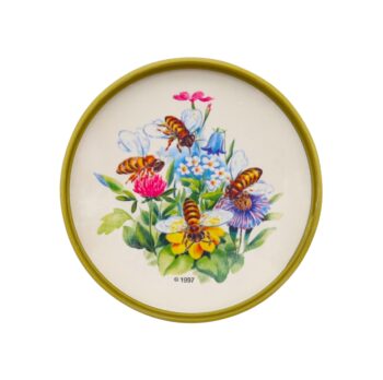 Flores Deckeleinlagen für Honiggläser 500 g – 6-farbiges Bienenmotiv, Ø 80,2 mm Verleihe deinem Honigglas das gewisse Etwas! Die Flores Deckeleinlagen mit liebevollen Bienenmotiven machen aus neutralen Schraubdeckeln echte Blickfänger. Sie schützen den Honig vor Kondensfeuchtigkeit, erhalten seine Qualität und sorgen für ein sauberes, natürliches Erscheinungsbild. Ideal für Imker, die ihre Handarbeit stilvoll, nachhaltig und professionell präsentieren möchten. Perfekt passend für Schraubdeckel Ø 80,2 mm – für mehr Glanz, Frische und Wiedererkennung im Honigverkauf.