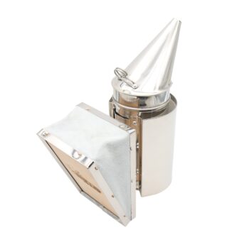 Smoker Premium aus Edelstahl für Imker Robuster und säurebeständiger Edelstahl für lange Haltbarkeit. Effektive Rauchentwicklung für ruhige Bienen und stressfreies Arbeiten. Einfache Bedienung dank stabilem Blasebalg. Außenschutzblech für sicheres Handling. Ideal für Imker, die einen hochwertigen 32 cm Smoker suchen.