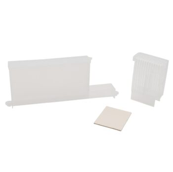 Der Varroa Dispenser Universal für Ameisensäure sorgt für eine sichere und gleichmäßige Varroabehandlung deiner Bienenvölker. Mit großem Fassungsvermögen, einfacher Handhabung und zuverlässiger Wirkstoffabgabe schützt er deine Königin und unterstützt starke, gesunde Bienen. Ideal für gängige Beutensysteme und ein unverzichtbares Werkzeug für jeden Imker.