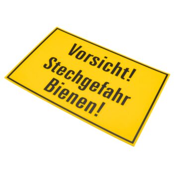 Robustes Warnschild „Vorsicht Bienen – Gefahr von Bienenstich“ aus 1 mm PVC. Wetterfest, wasserfest und UV-beständig. Ideal zur Kennzeichnung von Imkereien und Bienenständen. Für mehr Sicherheit und professionelles Auftreten im Außenbereich.