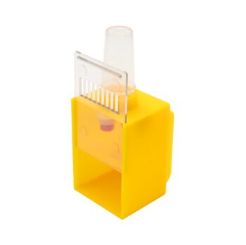 Der Königinnen Aufbewahrungskäfig bietet sicheren Transport und optimale Versorgung Ihrer Bienenkönigin. Mit integrierten Lüftungsgittern, Futterbehälter und Weißelnäpfchen eignet er sich ideal für Zucht, Umweiselung und Aufbewahrung. Durch seine kompakten Maße ist er leicht zu handhaben und sorgt für maximalen Schutz sowie stressfreie Arbeitsabläufe im Bienenmanagement.