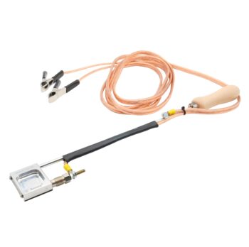 Smalto Oxalsäure Verdampfer mit Hitzeschutz für die einfache Bekämpfung von Varroamilben. Leistungsstarker 180W Verdampfer für 12V Autobatterien. Funktioniert mit Oxalsäurepulver oder Tabletten. Lieferung inkl. Verdampfer, 2 Anschlussklemmen und 330 cm Kabel. Autobatterie nicht enthalten. Ideal für Imker, die sichere und effektive Varroabehandlung suchen.