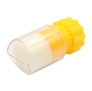 Schonendes Fangen und Markieren Optimal geeignet zum sicheren und stressarmen Einfangen sowie Markieren der Bienenkönigin ohne Verletzungsrisiko. Klare Sicht für präzises Arbeiten Das transparente Fangröhrchen ermöglicht jederzeit freie Sicht auf die Königin und eine exakte Platzierung des Markierungspunktes. Einfache Anwendung auch für Anfänger Rohr mit Schlitzöffnung fixiert die Königin zuverlässig und macht das Markieren leicht erlernbar auch für Einsteiger in die Imkerei. Effizientere Völkerkontrolle Markierte Königinnen sind schneller auffindbar und sparen Zeit bei Durchsichten, Zucht und Pflegearbeiten. Handlich und langlebig Leichtes Kunststoffmaterial mit kompakter Größe von 6 cm Länge und 4 cm Durchmesser ideal für den täglichen Einsatz und den Transport.